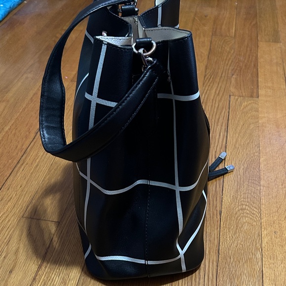 Lauren Ralph Lauren Stylish Black and White Bucket Bag w/ inside bag - Picture 4 of 10